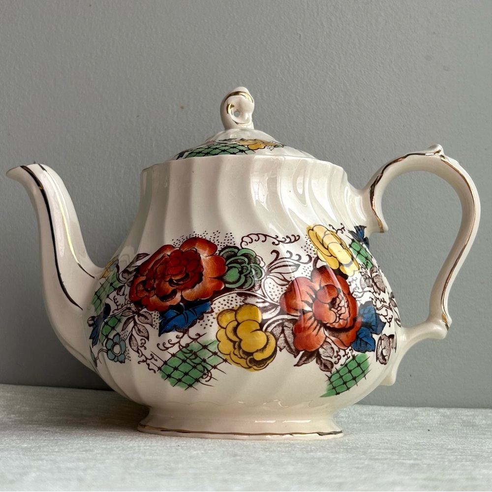 VINTAGE china floral teapot by sadler, england. rose garden pattern. gorgeous. 🩶
